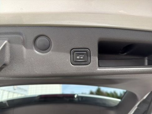 Used 2020 Chevrolet Equinox LT w/ Driver Convenience Package image 33