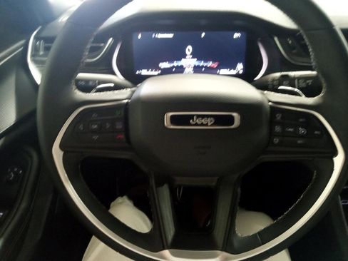 Used 2024 Jeep Grand Cherokee Altitude image 17