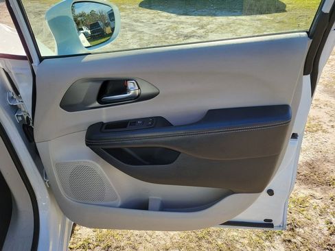 Used 2022 Chrysler Pacifica Touring-L image 37