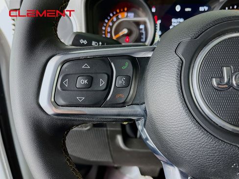 Used 2025 Jeep Wrangler Unlimited Sahara AWD/4WD image 15