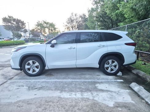 Used 2022 Toyota Highlander LE FWD image 3