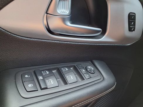 Used 2025 Chrysler Pacifica Limited FWD image 21