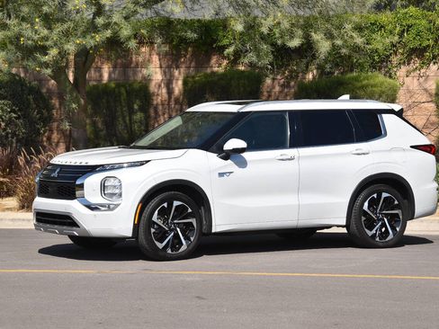 Used 2023 Mitsubishi Outlander SEL AWD/4WD image 2
