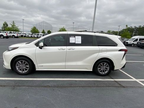 Used 2021 Toyota Sienna XLE FWD image 4
