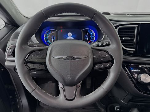 Used 2022 Chrysler Pacifica Touring-L w/ Uconnect Theater Family Group image 11