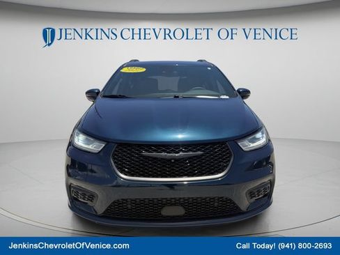 Used 2022 Chrysler Pacifica Touring-L w/ Uconnect Theater Family Group AWD/4WD image 12