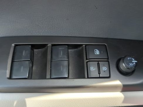 Used 2023 Toyota Camry SE FWD image 10