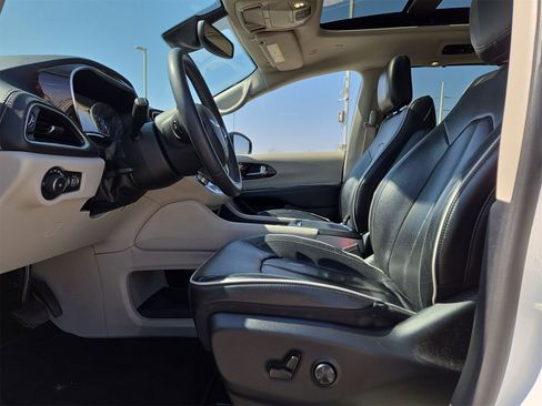 Used 2023 Chrysler Pacifica Limited image 16