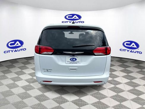 Used 2022 Chrysler Voyager LX FWD image 4