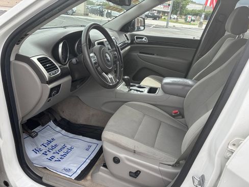 Used 2011 Jeep Grand Cherokee Laredo w/ Security & Convenience Group AWD/4WD image 16