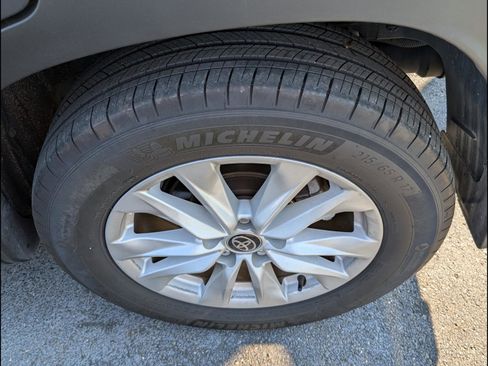 Used 2024 Toyota Corolla Cross LE w/ Moonroof Package image 9