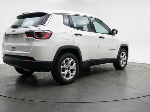 Used 2025 Jeep Compass Latitude AWD/4WD image 9