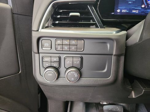 Used 2025 Chevrolet Suburban LT AWD/4WD image 21