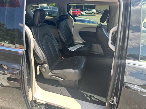 Used 2022 Chrysler Pacifica Touring-L image 26