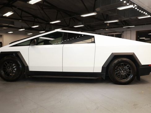 Used 2024 Tesla Cybertruck AWD Crew Cab image 4