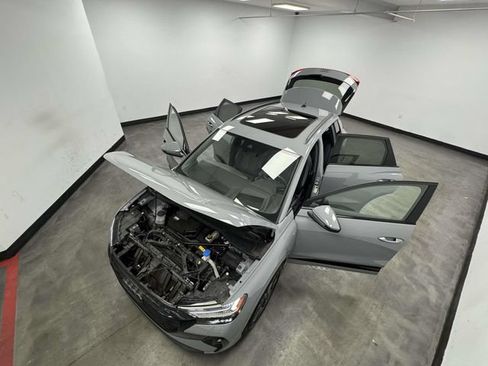 Used 2024 Audi Q4 e-tron Prestige AWD/4WD image 9