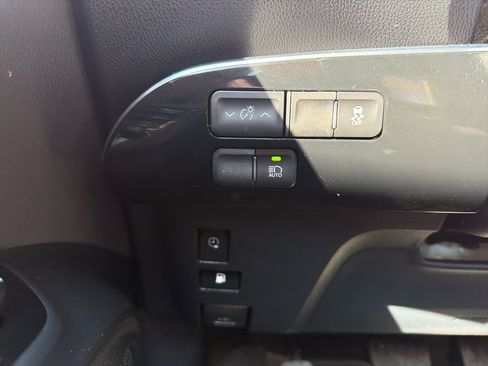 Used 2018 Toyota Prius Prime Premium image 30