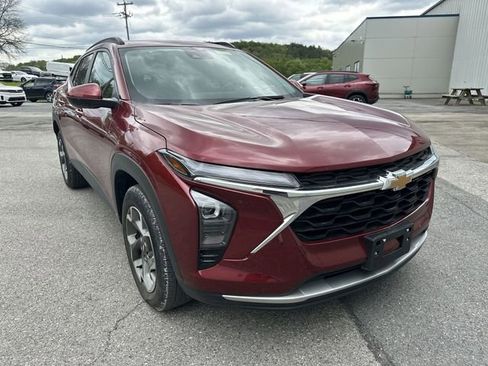 Used 2025 Chevrolet Trax LT w/ LT Convenience Package FWD image 11