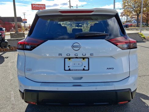 Certified 2025 Nissan Rogue SV image 5