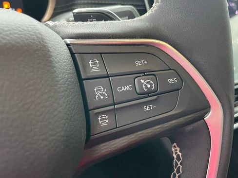 Used 2025 Jeep Grand Cherokee Altitude RWD image 7