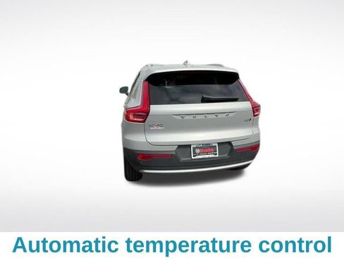 Used 2025 Volvo XC40 B5 Core image 5