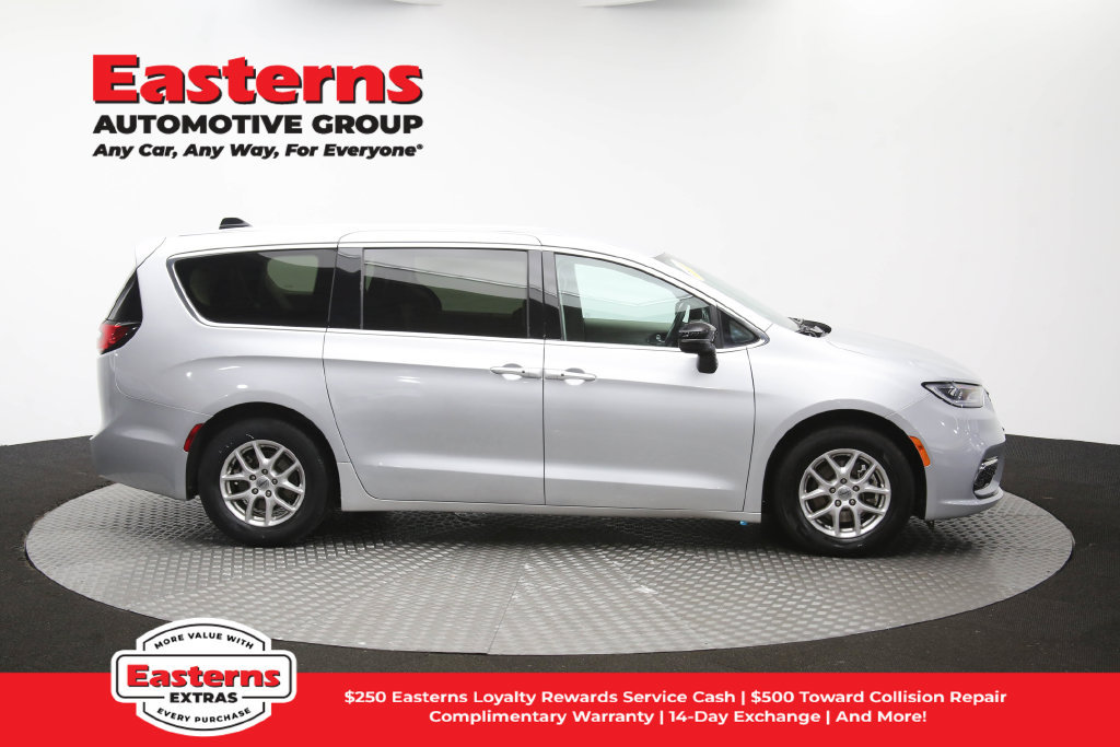 Used 2024 Chrysler Pacifica Touring-L FWD image 45