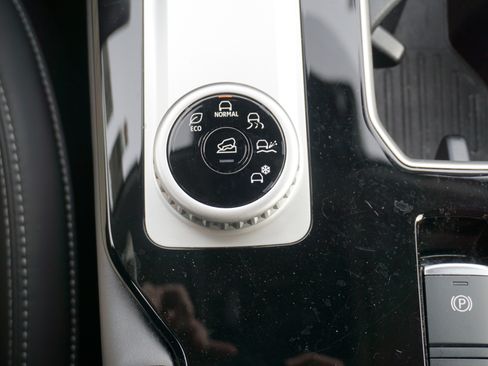 Used 2025 Mitsubishi Outlander SE image 11