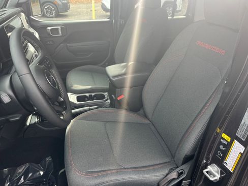 Used 2025 Jeep Wrangler Unlimited Rubicon image 32