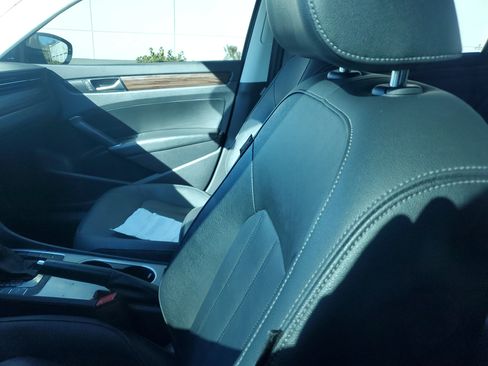 Used 2022 Volkswagen Passat 2.0T image 8