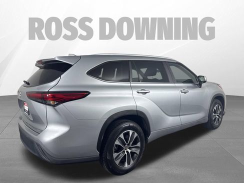 Used 2023 Toyota Highlander XLE FWD image 4