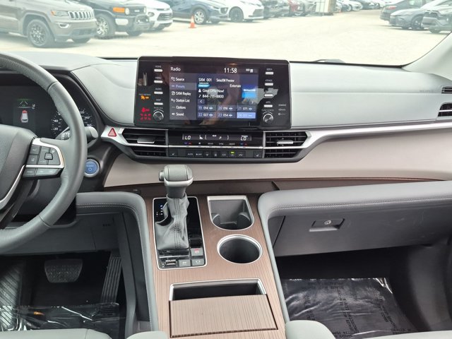 Used 2024 Toyota Sienna XLE FWD image 16