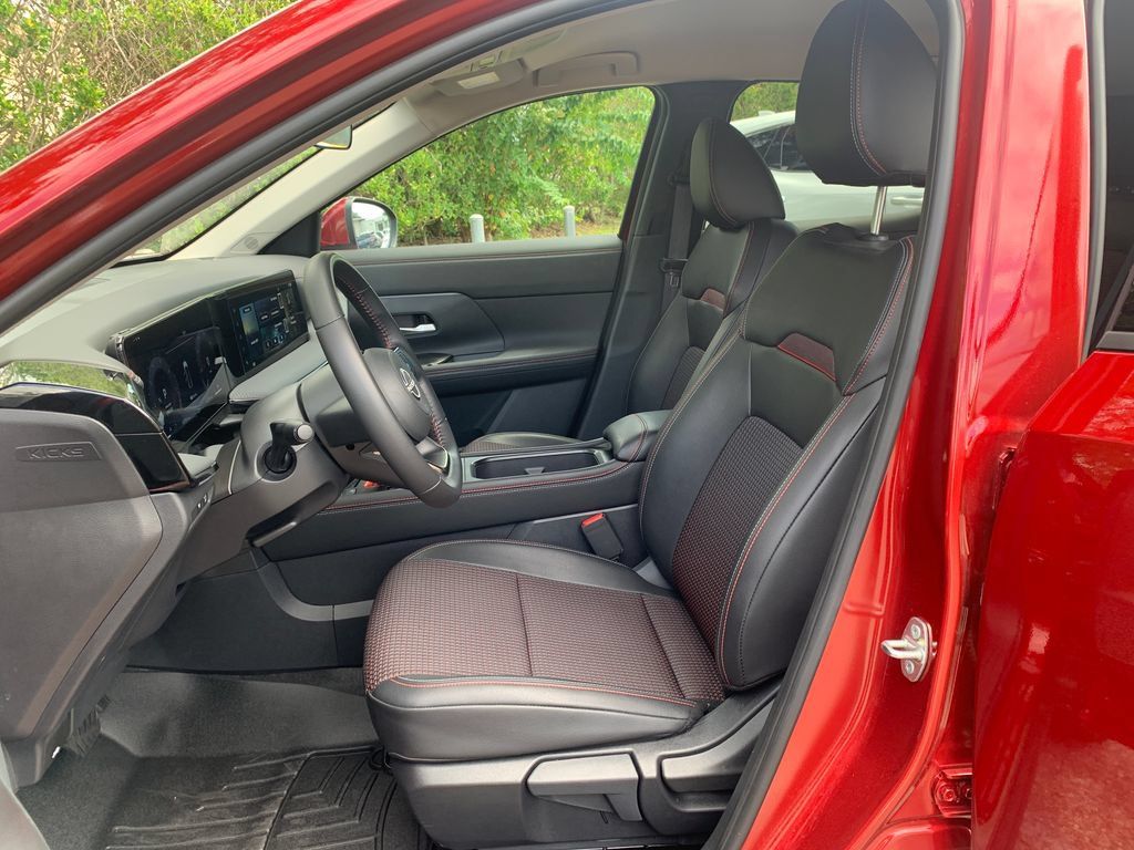 Used 2025 Nissan Kicks SR FWD image 9
