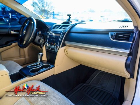 Used 2012 Toyota Camry L image 6