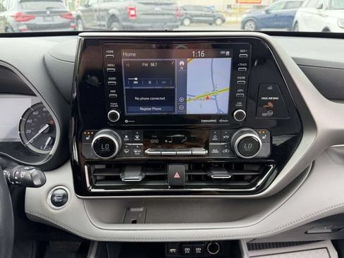 Used 2021 Toyota Highlander XLE AWD/4WD image 25