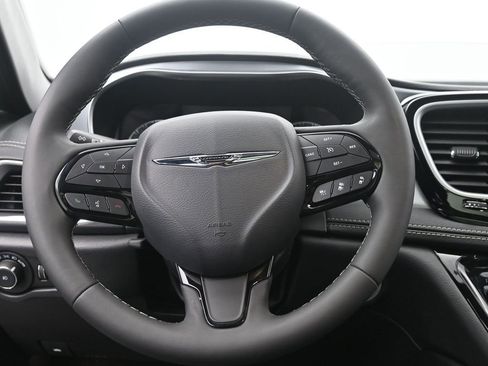 Used 2025 Chrysler Pacifica Limited image 28