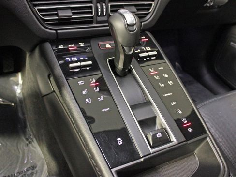 Used 2022 Porsche Macan w/ Premium Package Plus image 29