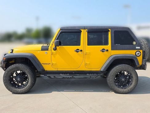 Used 2015 Jeep Wrangler Unlimited Rubicon w/ Connectivity Group AWD/4WD image 2