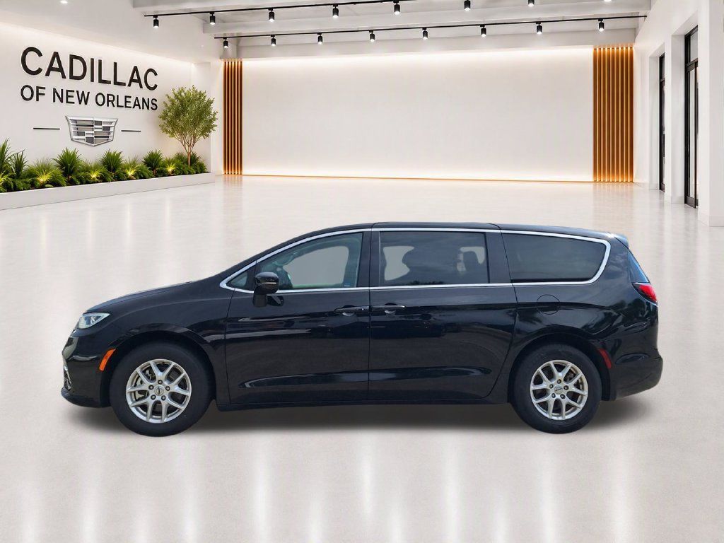 Used 2024 Chrysler Pacifica Touring-L FWD image 6