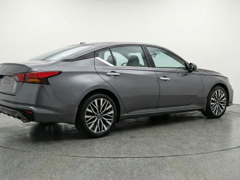 Used 2025 Nissan Altima 2.5 SV FWD image 9