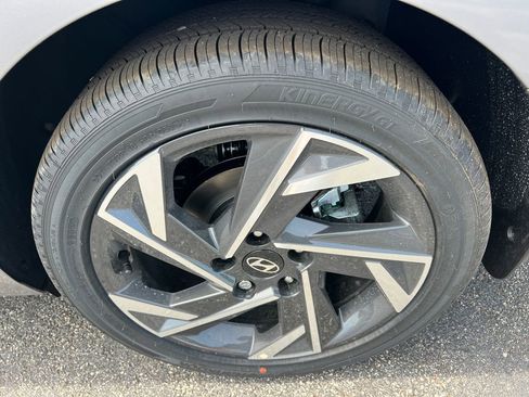 Certified 2025 Hyundai Elantra SEL image 19
