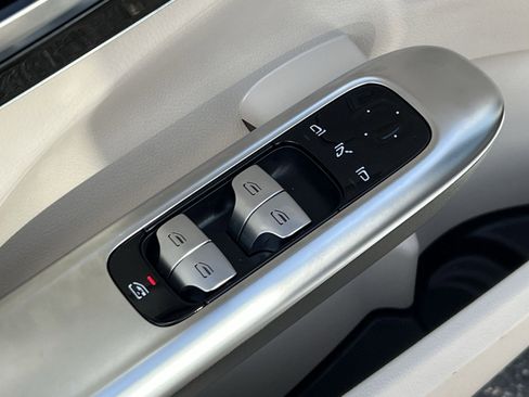 New 2025 Mercedes-Benz C 300 4MATIC Sedan image 13