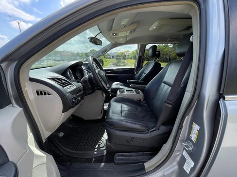 Used 2014 Chrysler Town & Country Touring FWD image 13