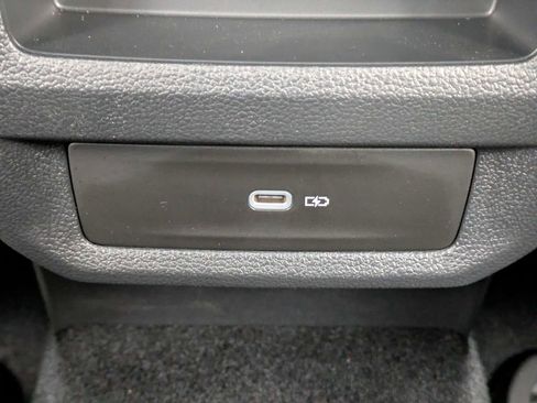 Certified 2025 Volkswagen Taos SE w/ Panoramic Sunroof Package image 15