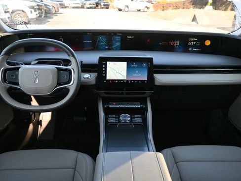 Used 2025 Lincoln Nautilus Premier image 12