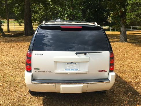 Used 2012 GMC Yukon XL Denali RWD image 5