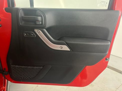 Used 2017 Jeep Wrangler Unlimited Rubicon w/ Connectivity Group image 28