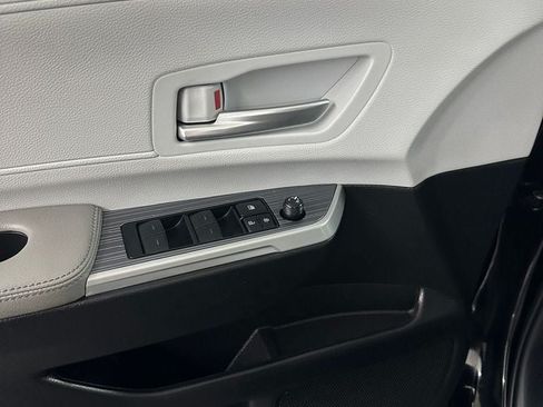 Used 2025 Toyota Sienna XLE FWD image 9