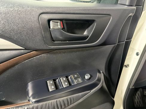 Used 2015 Toyota Highlander Plus FWD image 10