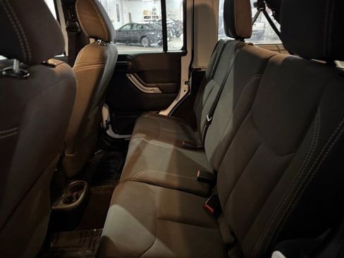 Used 2018 Jeep Wrangler Unlimited Sahara w/ Connectivity Group image 27