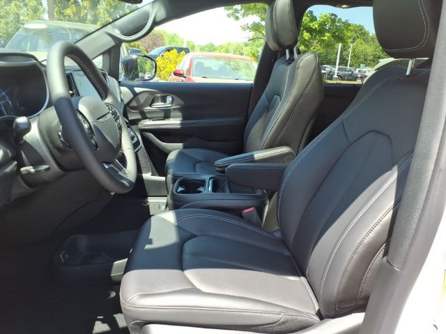 New 2027 Chrysler Pacifica Select FWD image 8